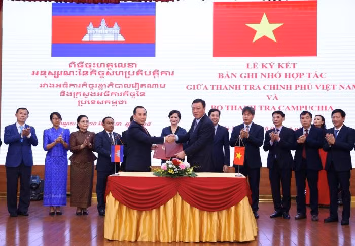 Đại diện Thanh tra Chính phủ và Bộ Thanh tra Campuchia ký Biên bản ghi nhớ hợp tác.