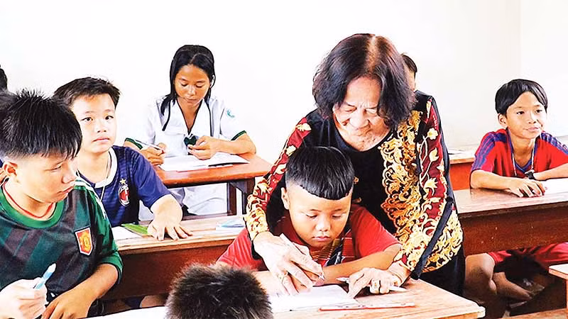 Lớp học tình thương duy trì hơn 10 năm qua, phần lớn học trò thuộc diện khó khăn, trẻ em cơ nhỡ. Lớp học tình thương duy trì hơn 10 năm qua, phần lớn học trò thuộc diện khó khăn, trẻ em cơ nhỡ.