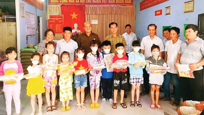 Chi bộ khu vực Thạnh Mỹ trao tập, sách tặng các em học sinh nhân dịp năm học mới.