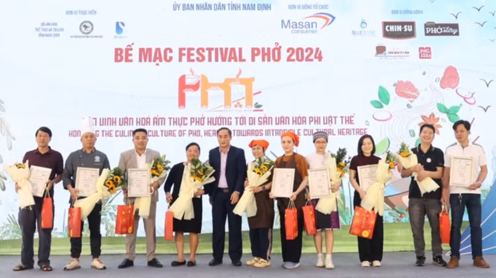 Ban tổ chức trao giấy chứng nhận tham gia Festival Phở 2024 cho đại diện các thương hiệu phở trên cả nước. 