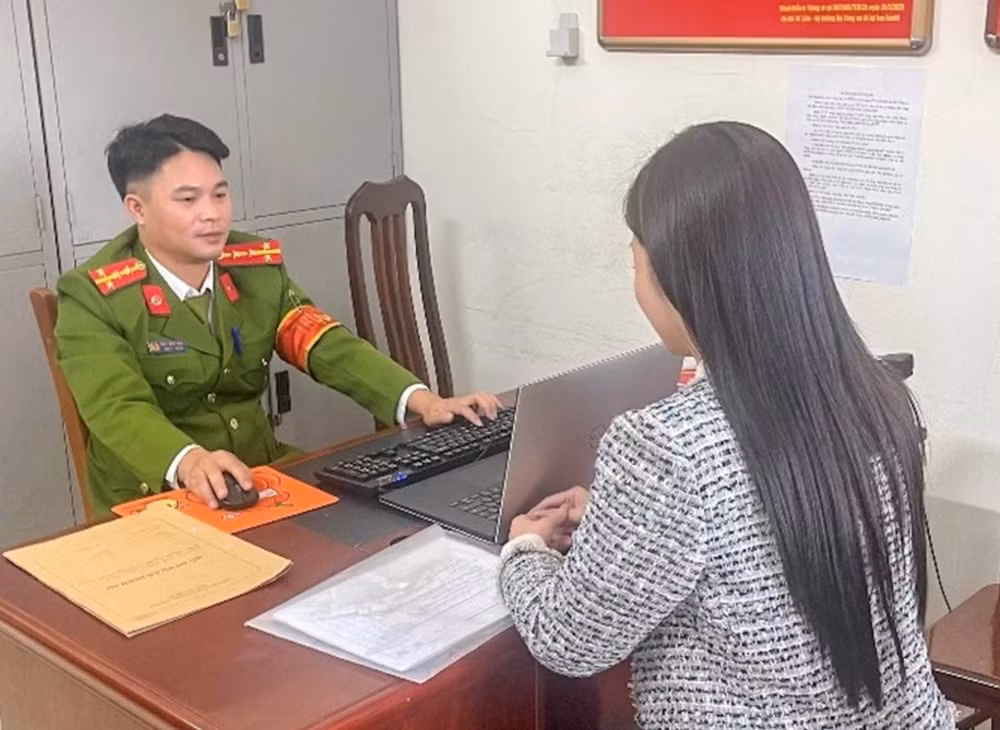 Một nạn nhân bị tội phạm công nghệ cao lừa đảo chiếm đoạt tiền đến trình báo tại cơ quan Công an.