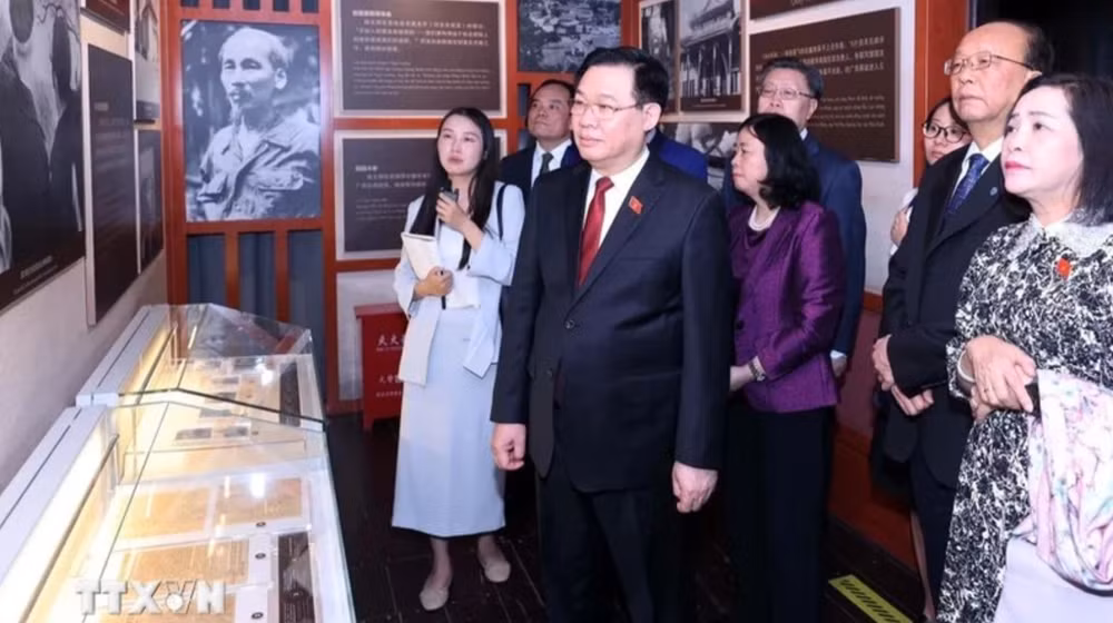 Chủ tịch Quốc hội Vương Đình Huệ tham quan Khu di tích lịch sử Chủ tịch Hồ Chí Minh tại thành phố Côn Minh. (Ảnh: TTXVN)