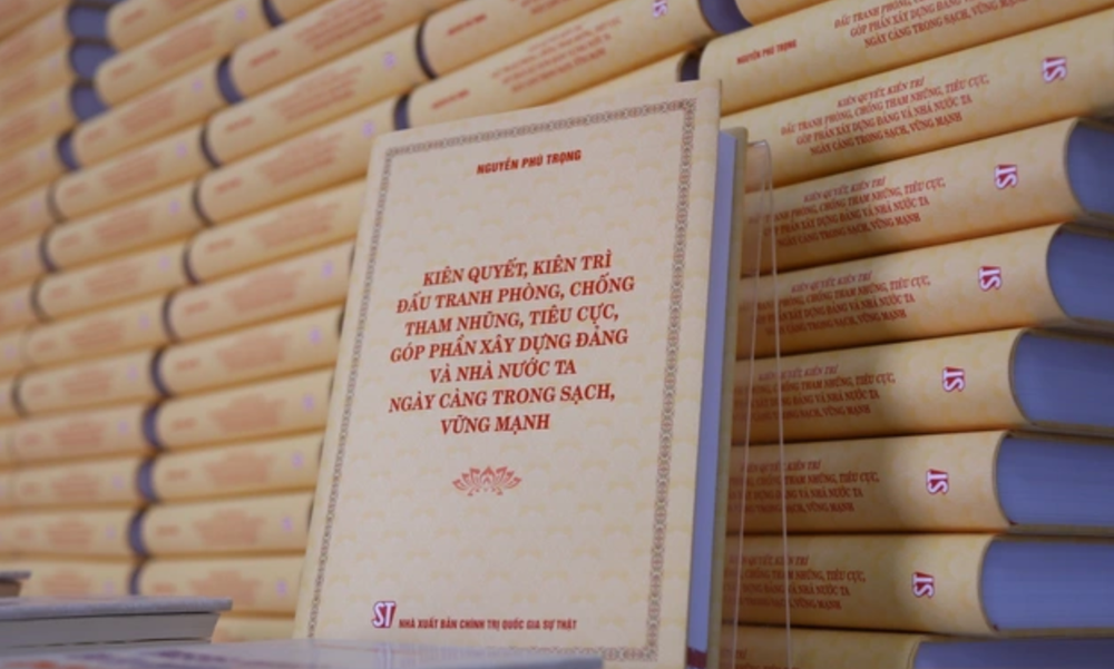 Cuốn sách "Kiên quyết, kiên trì đấu tranh phòng, chống tham nhũng, tiêu cực, góp phần xây dựng Đảng và Nhà nước ta ngày càng trong sạch, vững mạnh" của Tổng Bí thư Nguyễn Phú Trọng. (Ảnh" VTV)