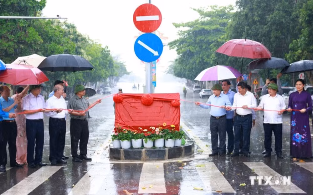 Thủ tướng Phạm Minh Chính dự lễ gắn biển đường mang tên Phạm Văn Đồng tại thành phố Điện Biên Phủ. (Ảnh: TTXVN)