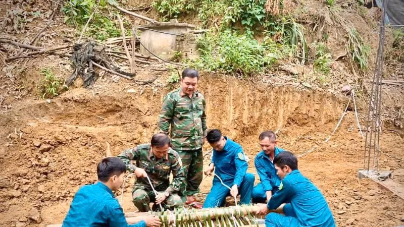 Lực lượng quân sự tiến hành gói buộc, bảo đảm khâu vận chuyển bom an toàn. (Ảnh: THANH SƠN)