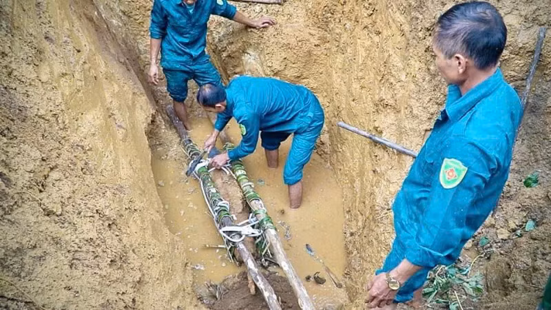 Vận chuyển bom ra khỏi khu vực nền nhà dân. (Ảnh: THANH SƠN)