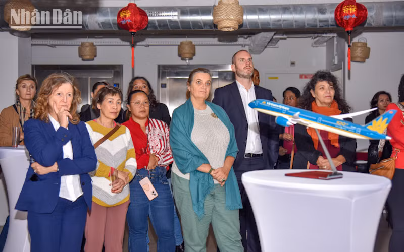 Đông đảo đại diện các doanh nghiệp lữ hành và du lịch Pháp tới buổi gặp mặt để tìm kiếm cơ hội hợp tác. (Ảnh : KHẢI HOÀN)