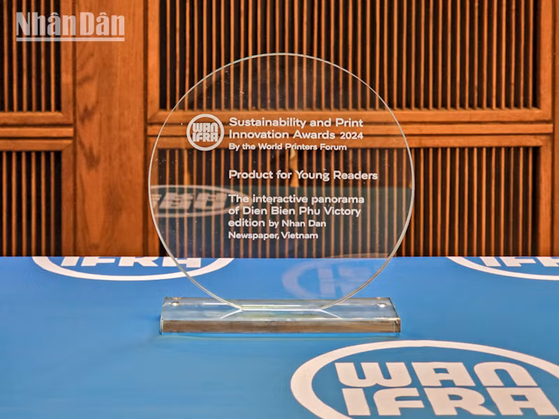 Giải thưởng đổi mới và phát triển báo in bền vững 2024 vinh danh Báo Nhân Dân ở hạng mục “Sản phẩm xuất sắc nhất dành cho độc giả trẻ”. (Ảnh: MINH DUY)