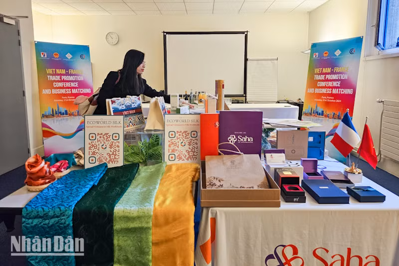 Một số mặt hàng đã chinh phục được đối tác Pháp từ chất lượng sản xuất cao. (Ảnh: MINH DUY)