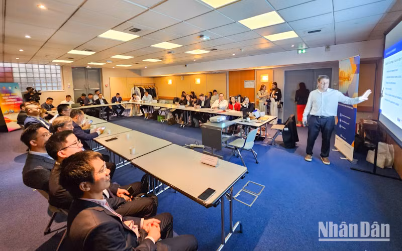 Ông Bernard Quinet chia sẻ chiến lược kinh doanh tại thị trường Pháp cho đại diện các doanh nghiệp Việt Nam. (Ảnh: KHẢI HOÀN)