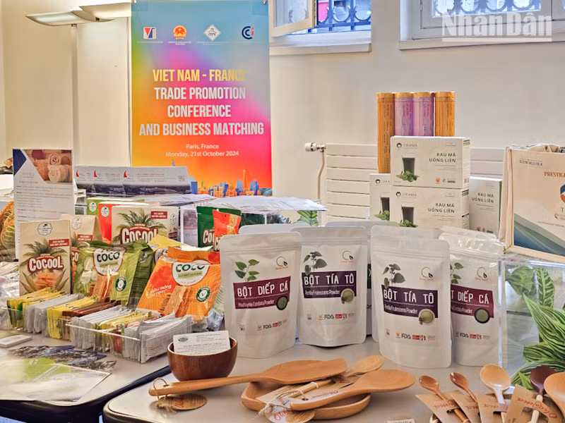 Việt Nam mang nhiều mặt hàng từ nông sản thế mạnh để giới thiệu cho đối tác Pháp. (Ảnh: MINH DUY)