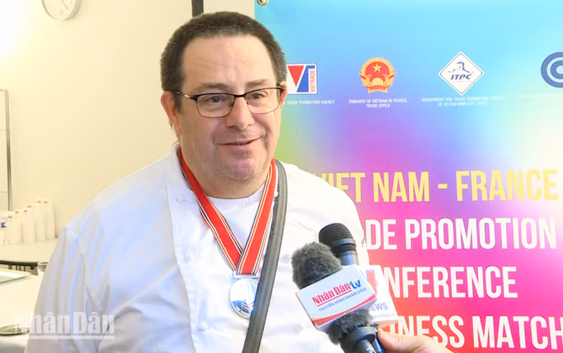 Đầu bếp Jean-Jacques Bugat thể hiện sự tin tưởng từ các sản phẩm hồ tiêu và gia vị của Việt Nam. (Ảnh: MINH DUY)