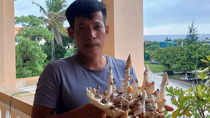 Phó Chủ tịch UBND xã Song Tử Tây Cao Văn Giáp với món đồ thủ công mỹ nghệ vừa được chế tác.