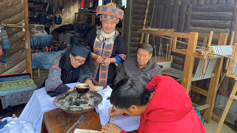 Du khách trải nghiệm hoạt động vẽ sáp ong tại Sa Pa (Lào Cai).