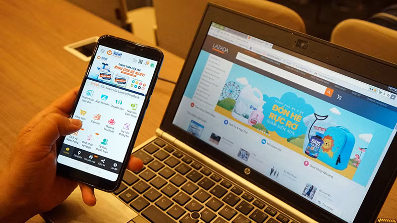 Người tiêu dùng cần nâng cao cảnh giác khi mua sắm trên các sàn thương mại điện tử. (Ảnh TUỆ NGHI)