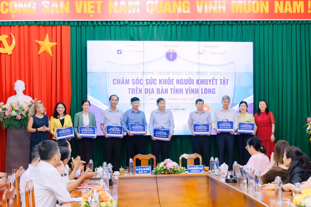 Đại diện Davipharm trao tặng bộ trang thiết bị thông minh cho Sở Y tế tỉnh Vĩnh Long.