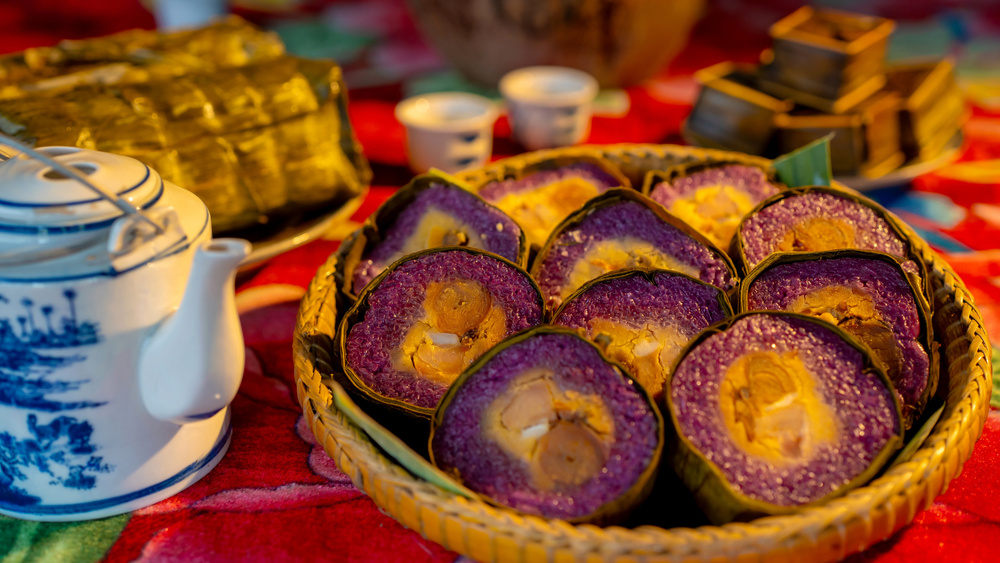 Bánh dân gian Nam Bộ với hương vị độc đáo và cách chế biến tinh tế, đã trở thành biểu tượng ẩm thực không thể thiếu trong đời sống của người dân miền sông nước. Những chiếc bánh giản dị nhưng chứa đựng biết bao câu chuyện về lịch sử, văn hóa và truyền thống lâu đời của người dân nơi đây.