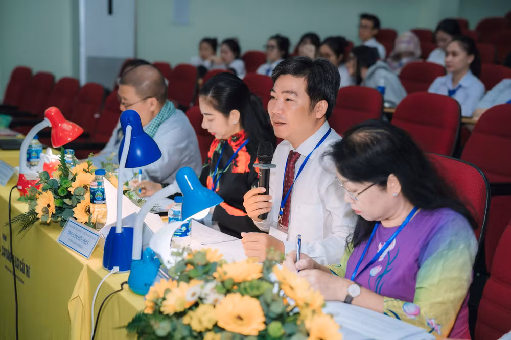 Ban giám khảo đặt câu hỏi cho thí sinh tại Hội thi.