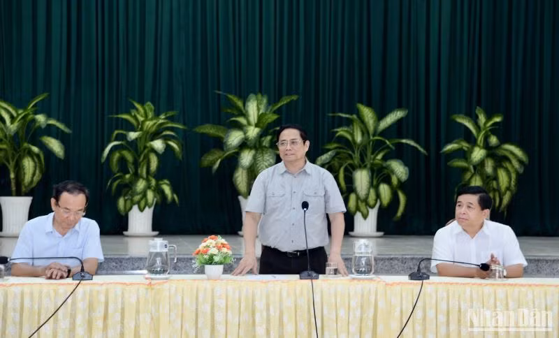 Thủ tướng Phạm Minh Chính phát biểu ý kiến tại buổi làm việc với các bộ, ngành, Thành phố Hồ Chí Minh tại trụ sở Ủy ban nhân dân huyện Cần Giờ.