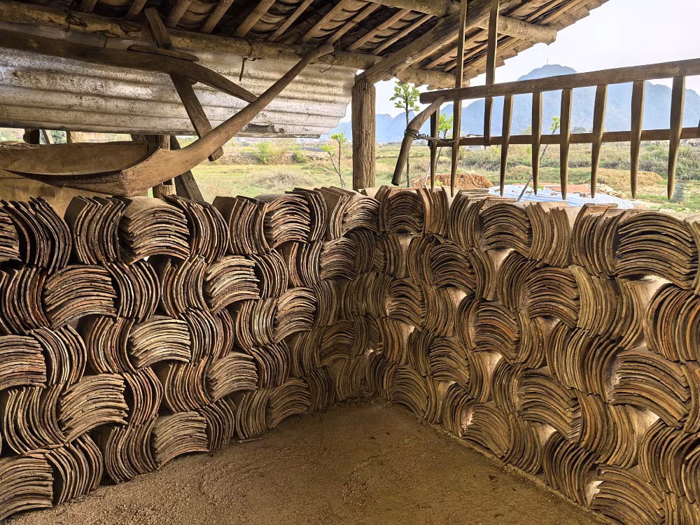 Để làm ra viên ngói phải tuân theo quy trình 8 bước, được người Tày gìn giữ qua nhiều đời. Từ chọn đất, làm nhuyễn, ủ đất, lọc tạp chất, vào khuôn, làm khô, nung trong lò đến chọn thành phẩm.