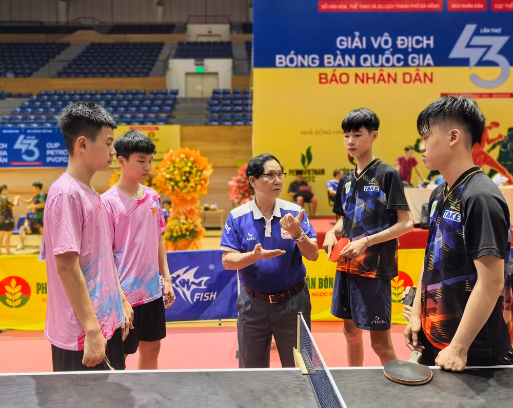 Trọng tài Đặng Hà Dương hướng dẫn vận động viên thực hiện thủ tục trước giờ thi đấu. Sự chỉn chu, công tâm thể hiện từ những chi tiết nhỏ nhất.