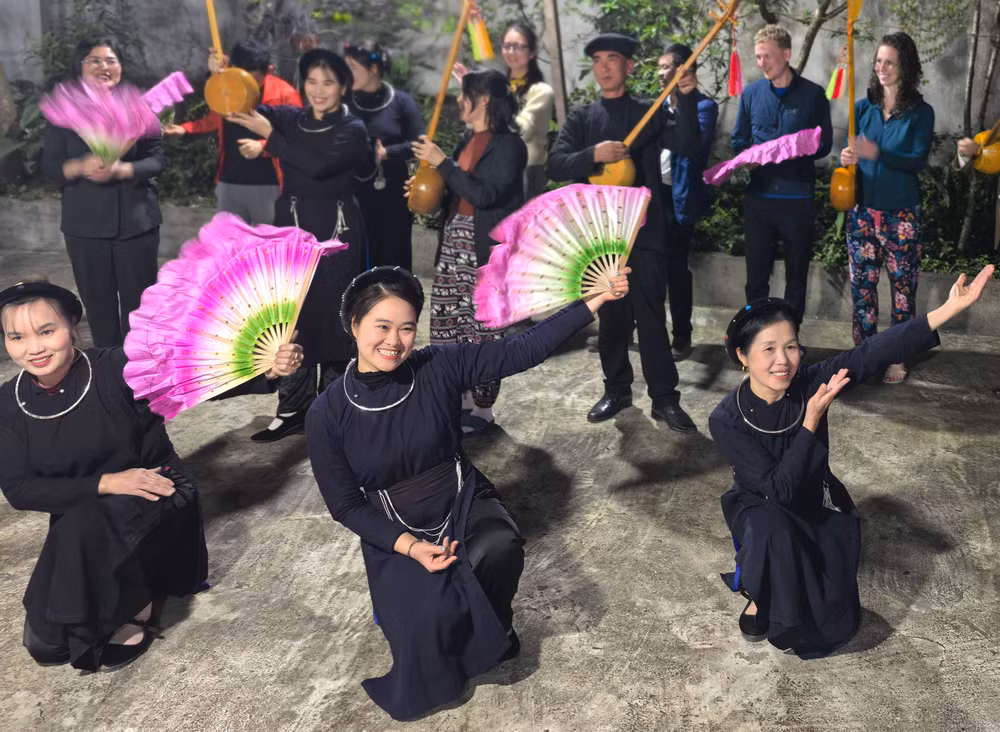 Từ khi chuyển đổi du lịch, Quỳnh Sơn được biết đến trên bản đồ du lịch Lạng Sơn. Du khách từ khắp nơi tìm về, hòa mình vào không gian văn hóa của người Tày nơi đây.