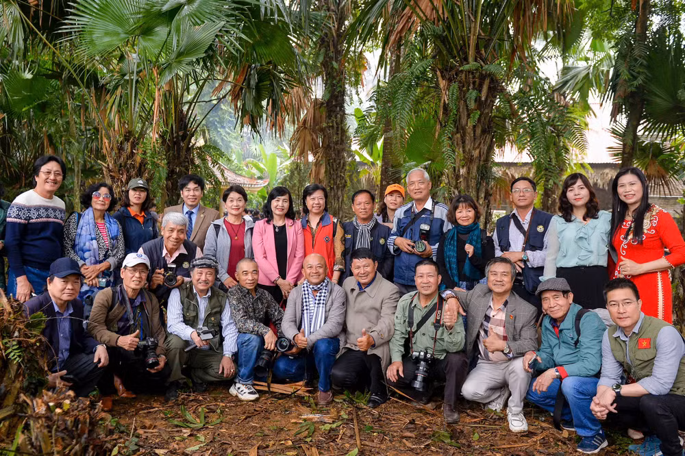 Các đại biểu chụp ảnh lưu niệm tại Khu Di tích lịch sử Quốc gia, nơi khai sinh ngành Điện ảnh và Nhiếp ảnh Việt Nam (khu Đồi cọ, Điềm Mặc, Định Hoá, Thái Nguyên).