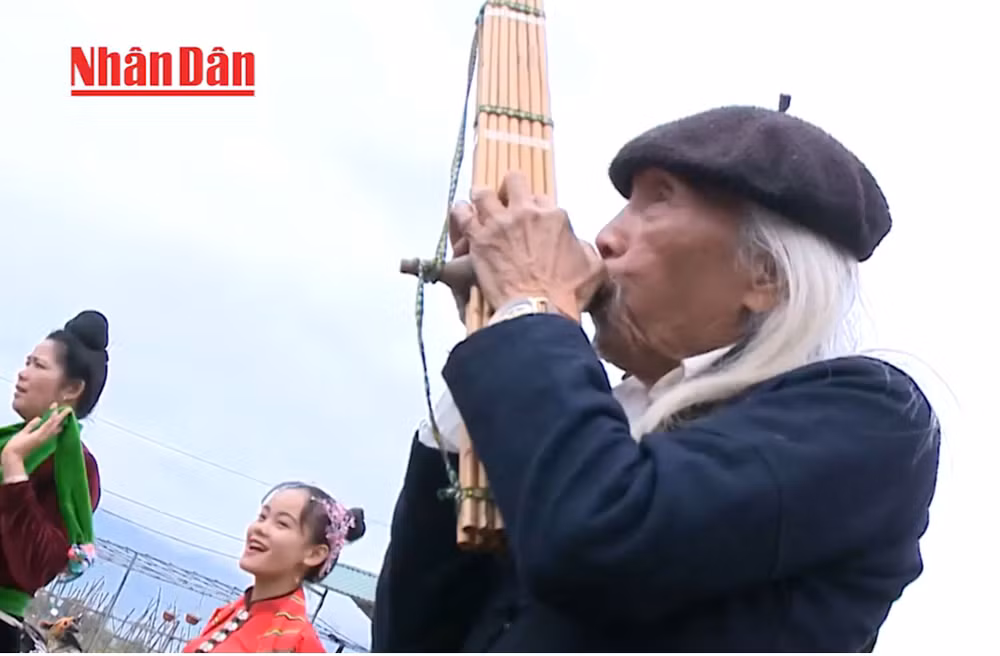Nghệ nhân Lò Văn Biến đang thổi khèn bè – một trong những loại nhạc cụ truyền thống quan trọng trong đời sống văn hóa của đồng bào Thái.