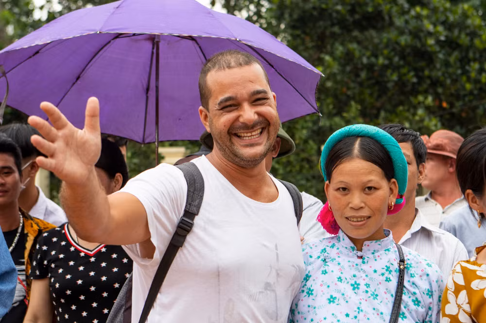 Du khách nước ngoài hào hứng tham gia các hoạt động văn hóa cùng người dân địa phương tại lễ hội.