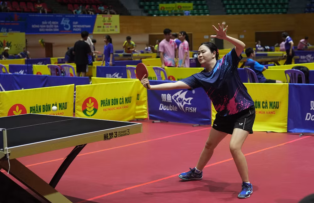 Mỹ Huyền dùng mặt vợt gai, được đánh giá là có lối đánh khó chịu, thiên về phòng thủ kèm cú bạt bất ngờ.