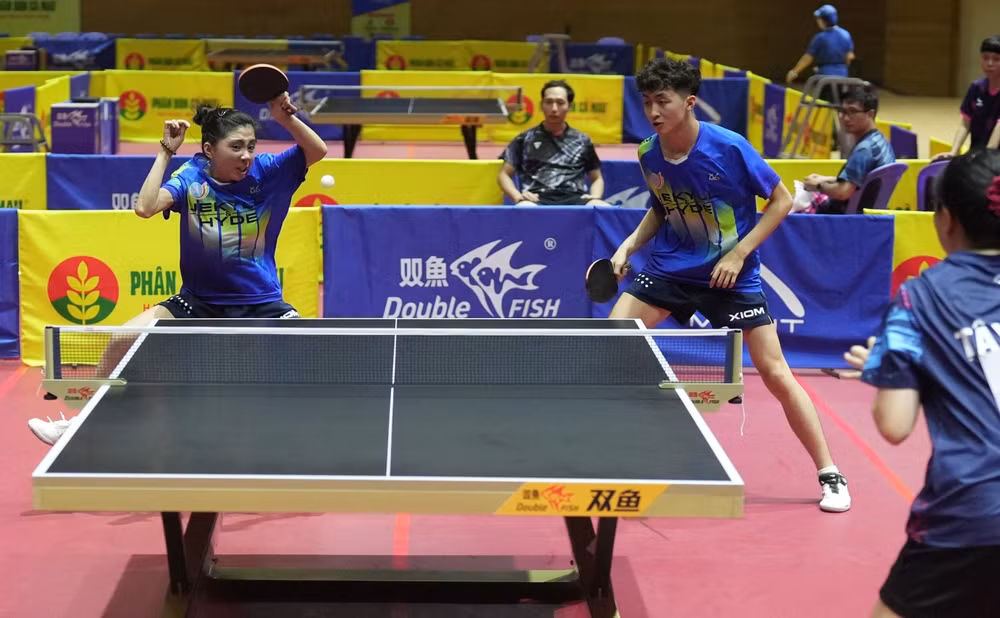 Tay vợt Đinh Thị Huệ (Hải Dương-Long Hải) thực hiện pha giật bóng đầy uy lực bên trái bàn đấu.