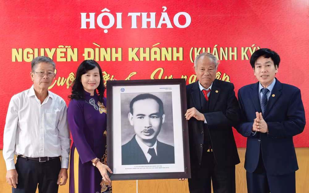 Lãnh đạo Hội Nghệ sĩ Nhiếp ảnh Việt Nam trao tặng bức ảnh chân dung Cụ Nguyễn Đình Khánh cho Giám đốc Bảo tàng nhiếp ảnh Lai Xá.