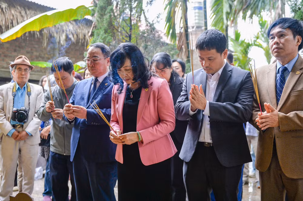 Các đại biểu đã dâng hương tại Bia tưởng niệm, nơi khai sinh ngành Điện ảnh và Nhiếp ảnh Việt Nam.