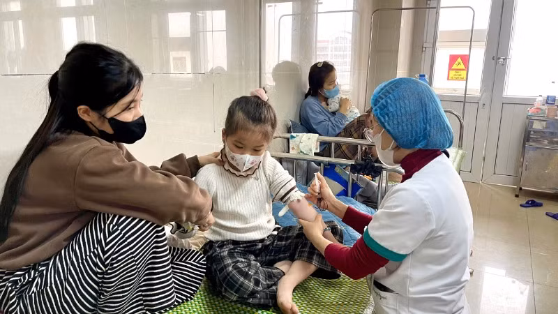 Đội ngũ y, bác sĩ Khoa Truyền nhiễm, Bệnh viện Sản-Nhi tỉnh Ninh Bình thăm khám và điều trị cho các bệnh nhi.