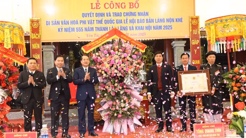 Đồng chí Mai Văn Tuất, Phó Bí thư Thường trực Tỉnh ủy, Chủ tịch HĐND tỉnh Ninh Bình trao Chứng nhận Di sản văn hóa phi vật thể Quốc gia đối với Lễ hội Báo Bản làng Nộn Khê cho đại diện làng Nộn Khê và xã Yên Từ.