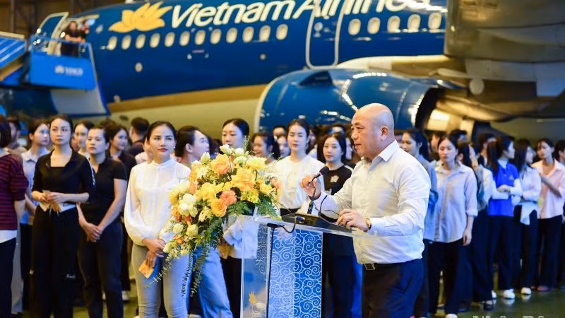 Phó Cục trưởng Hàng không Việt Nam Hồ Minh Tấn phát biểu ý kiến về sự kiện.