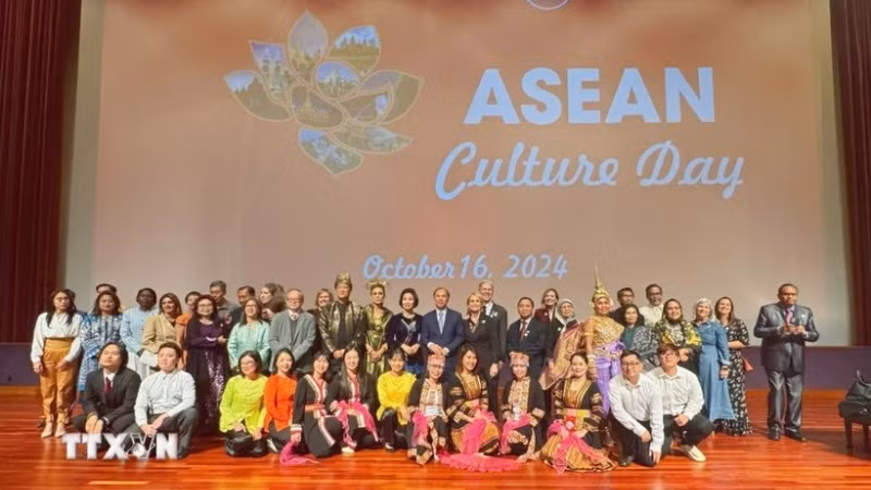 Đại sứ và Phu nhân các nước ASEAN chụp ảnh cùng các khách mời tại sự kiện. (Ảnh: Kiều Trang/TTXVN)