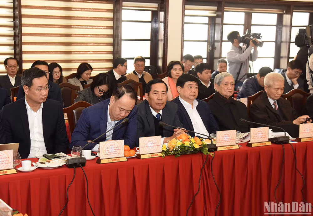 Lãnh đạo các cơ quan thông tấn, báo chí và các đại biểu dự Giao ban báo chí đầu Xuân Quý Mão 2023.