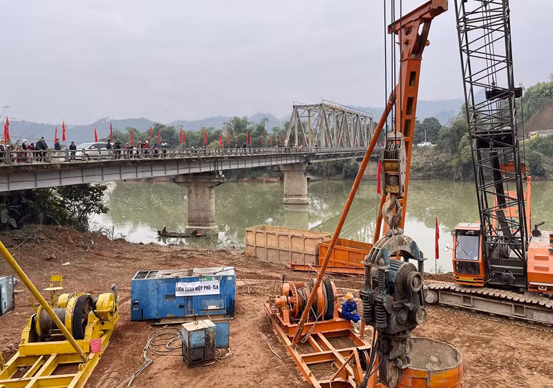 Cầu Tô Mậu cũ sẽ được thay thế sau 18 tháng tới. Cầu Tô Mậu cũ sẽ được thay thế sau 18 tháng tới.