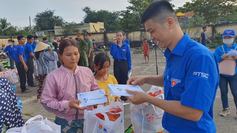 Trao tặng quà Tết đồng bào dân tộc thiểu số huyện Ninh Phước, tỉnh Ninh Thuận.