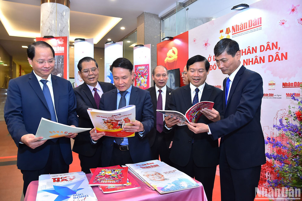 Các đại biểu tham quan gian trưng bày của Báo Nhân Dân tại Hội báo Xuân Quý Mão - Hà Nội 2023.