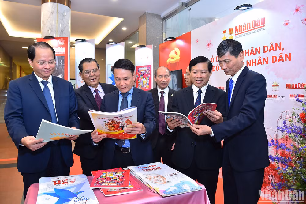Các đại biểu tham quan gian trưng bày của Báo Nhân Dân tại Hội báo Xuân Quý Mão - Hà Nội 2023.