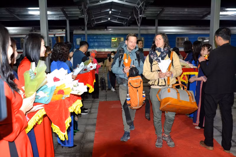 Chào đón những du khách quốc tế đầu tiên đến Lào Cai trong ngày đầu năm mới 2023 khi tàu vừa dừng bánh ở Ga Lào Cai.