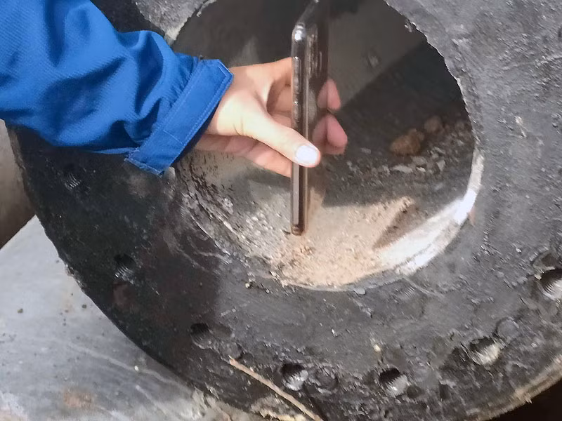 Lỗ trụ bê-tông khoảng 25cm, chỉ hơn 1 gang tay. Do bé nhỏ con, khoảng hơn 20cm nên lọt vào.