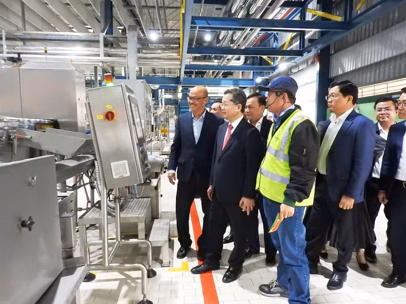 Đồng chí Nguyễn Văn Quảng thăm dây chuyền sản xuất bia hoàn toàn tự động tại Nhà máy bia Heineken Việt Nam - Đà Nẵng tại Khu công nghiệp Hòa Khánh.