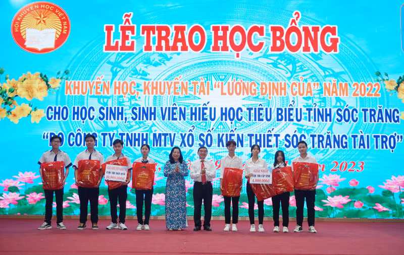 Lãnh đạo tỉnh Sóc Trăng trao học bổng Lương Định Của cho các sinh viên tiêu biểu.