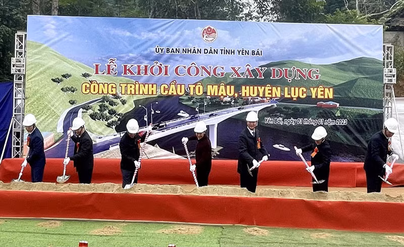 Các đại biểu động thổ tại lễ khởi công.