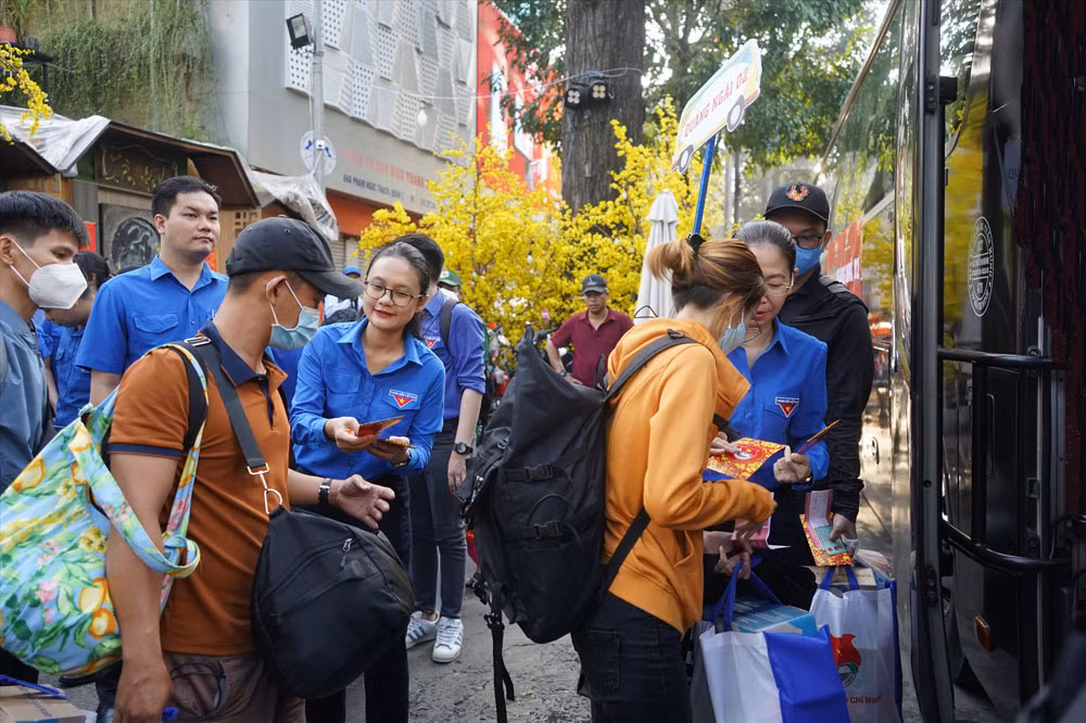 Liên đoàn lao động Thành phố Hồ Chí Minh phối hợp Thành đoàn thành phố tổ chức lễ tiễn “Chuyến xe mùa xuân” năm 2023 đưa công nhân, lao động về quê đón Tết Quý Mão.