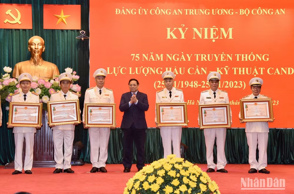 Thủ tướng Phạm Minh Chính trao Huân chương Bảo vệ Tổ quốc cho các cá nhân.