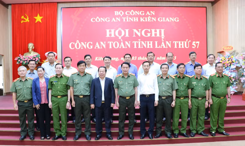 Ủy viên Trung ương Đảng, Thứ trưởng Công an, Trung tướng Lê Quốc Hùng chụp ảnh lưu niệm cùng lãnh đạo tỉnh Kiên Giang tại hội nghị.